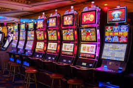 Người chơi theo dõi phiên bingo trực tuyến trên điện thoại tại Việt Nam